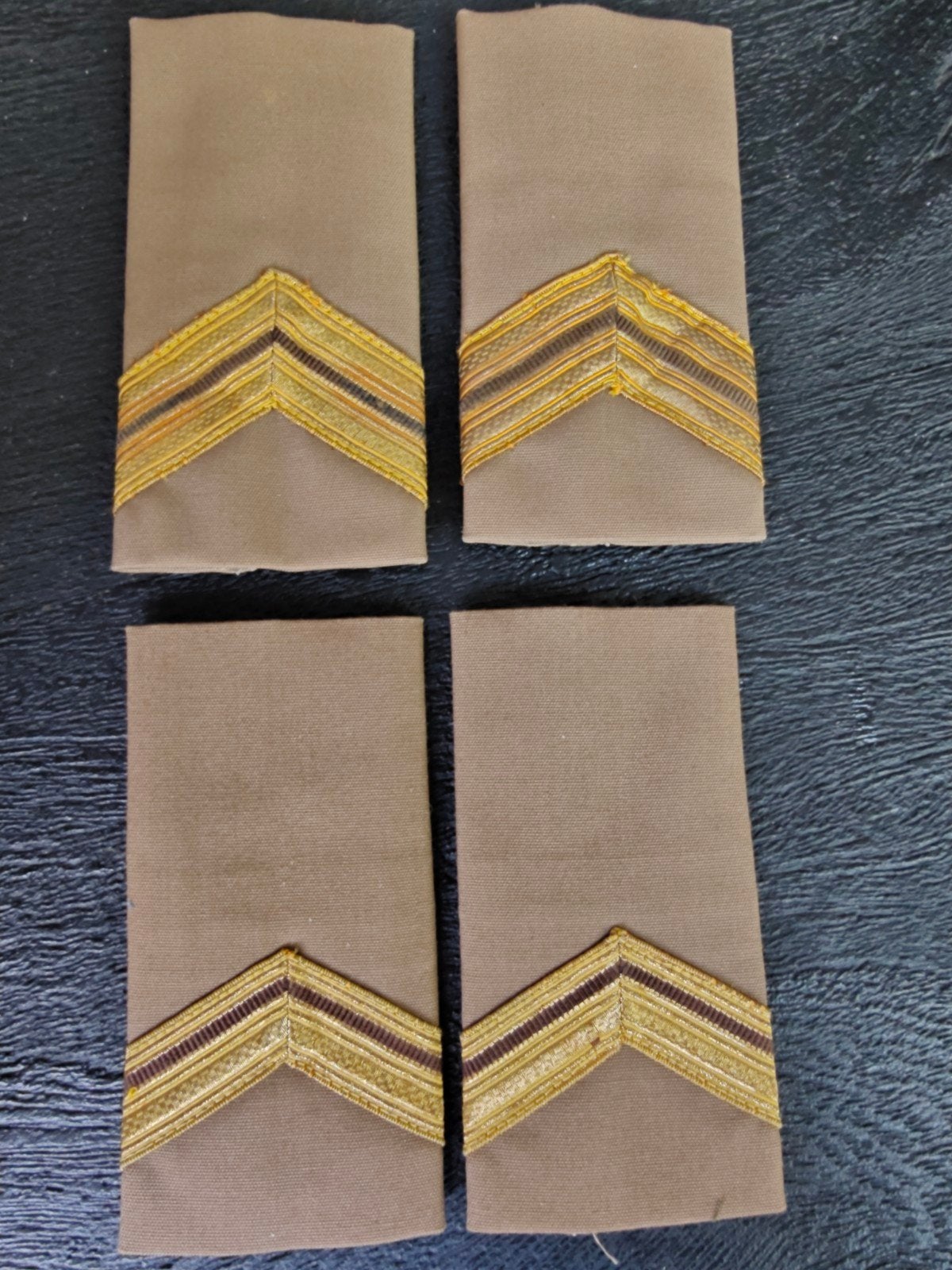 rangonderscheidingstekens SM en SGT1, Verzamelen, Militaria | Algemeen, Ophalen of Verzenden, Landmacht, Nederland, Embleem of Badge