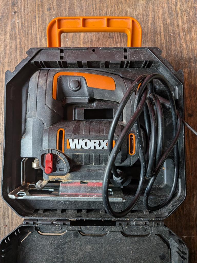 Worx WX477 decoupeerzaag in koffer, Ophalen, Zo goed als nieuw, Minder dan 600 watt, 30 tot 70 mm