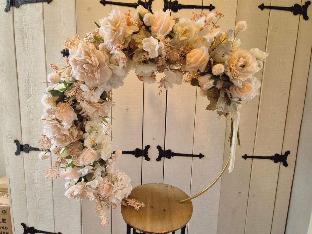 Enorme krans  op standaard met beige blush zijde bloemen, Huis en Inrichting, Ophalen, Binnen, Overige typen, Beige
