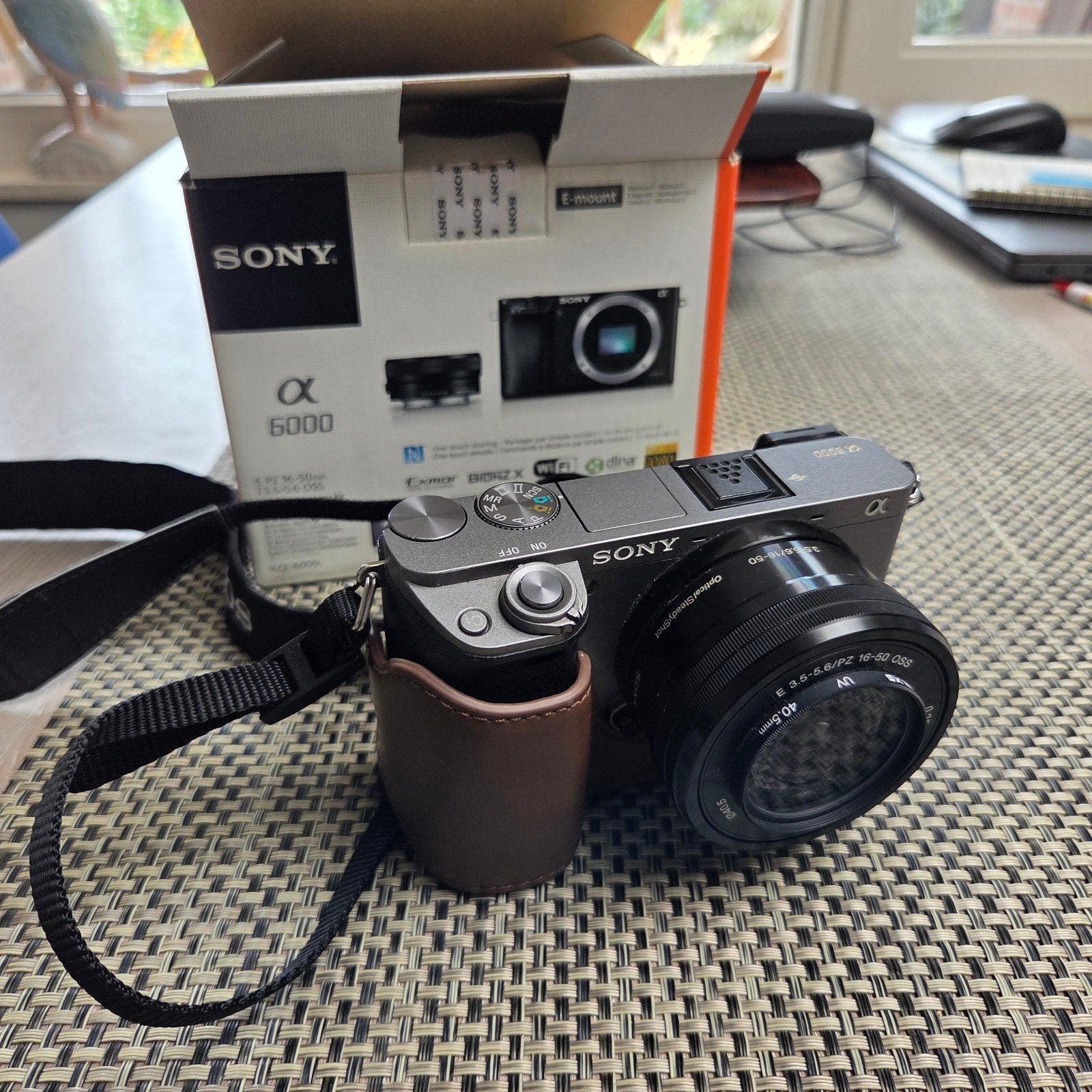 Sony Alpha A6000 Systeemcamera met 2 lenzen en accessoires, Ingebouwde flitser, Ophalen of Verzenden, Zo goed als nieuw, Lensdop