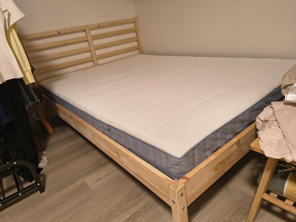 Houten tweepersoonsbed met matras (140x200 cm), Ophalen, Gebruikt, Modern, Scandinavisch, Tweepersoons