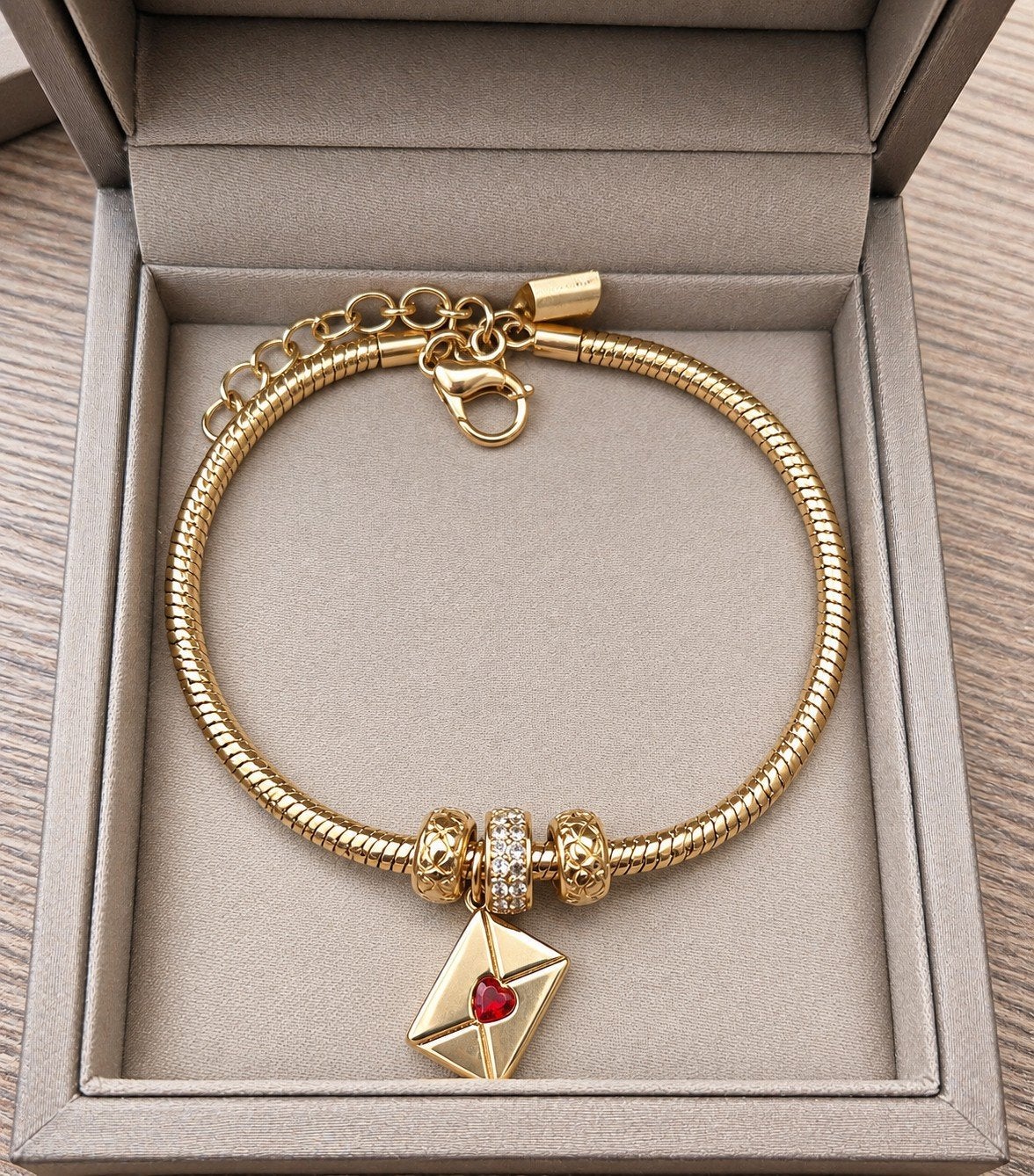 Gouden armband met envelop bedel en strass - Nieuw, Overige materialen, Met bedels of kralen, Nieuw, Ophalen of Verzenden