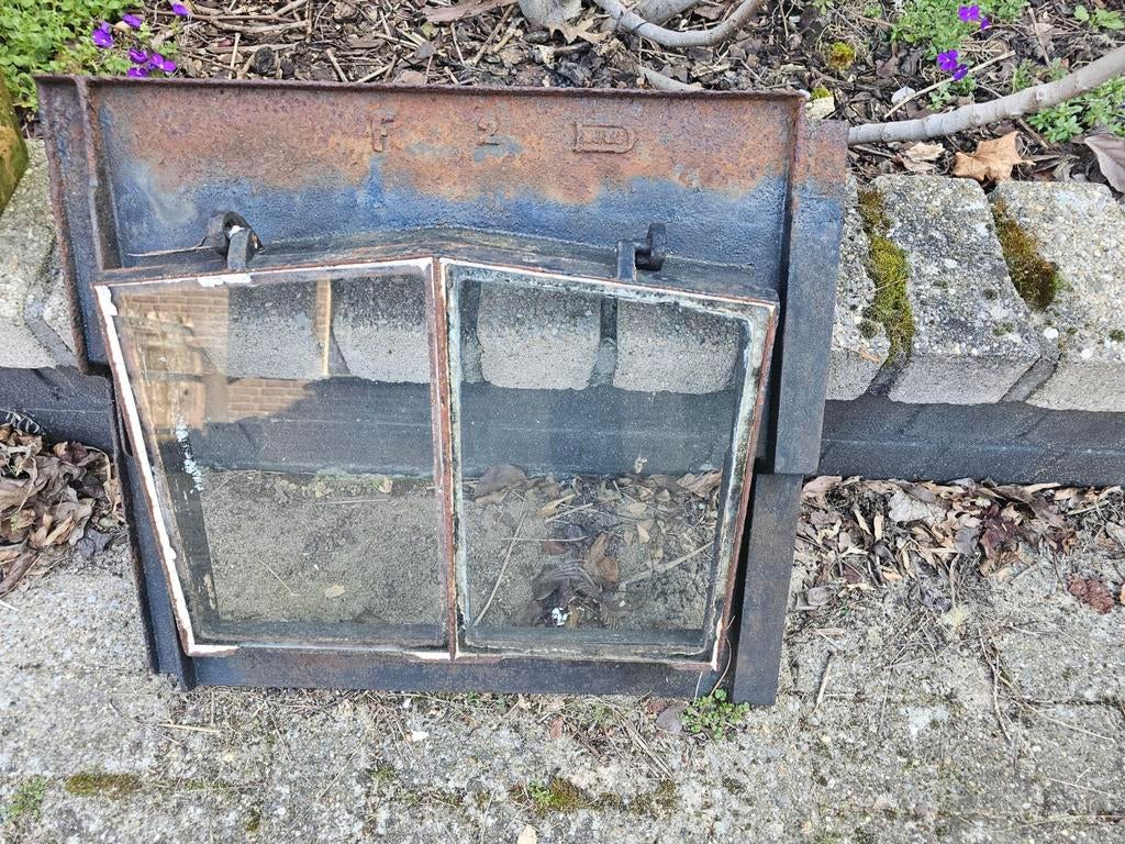 Oude gietijzeren dakraam met scharnier, Ophalen, Gevelraam of Ruit, Gebruikt, Minder dan 80 cm