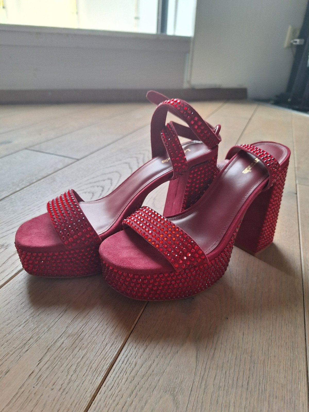Rode sandalen met hak en strass steentjes - Maat 39, Zo goed als nieuw, Larroude, Rood, Sandalen of Muiltjes