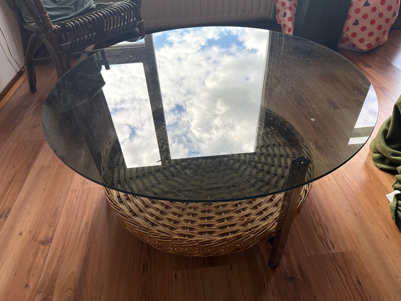Glazen rookglas salontafel  met rieten onderstel, Huis en Inrichting, Tafels | Salontafels, Ophalen, Gebruikt, Rond, 50 tot 100 cm