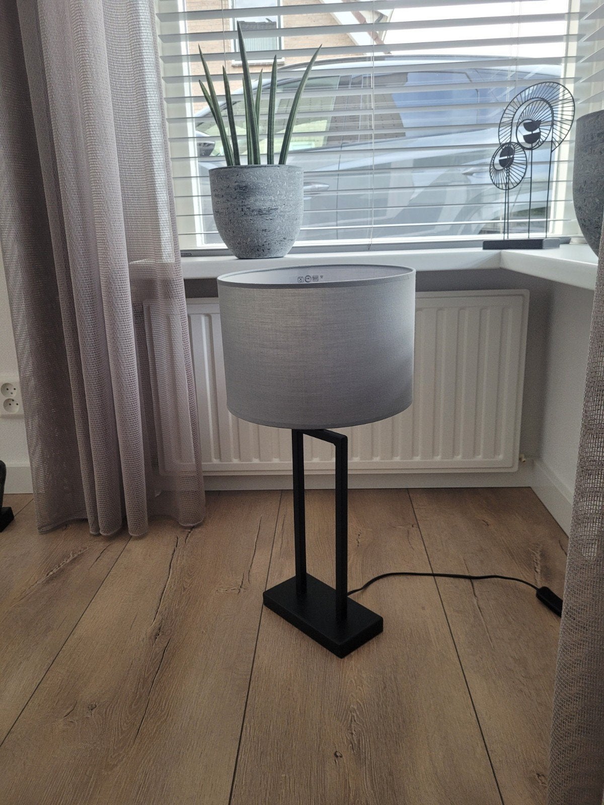 Moderne schemerlamp met stalen voet en grijze kap, Huis en Inrichting, Ophalen, Gebruikt, Metaal, Met kap