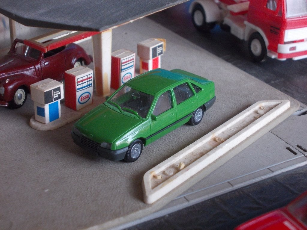 Opel Kadett E 4-deurs Limousine - Herpa groen, Ophalen of Verzenden, Zo goed als nieuw, Auto, Herpa