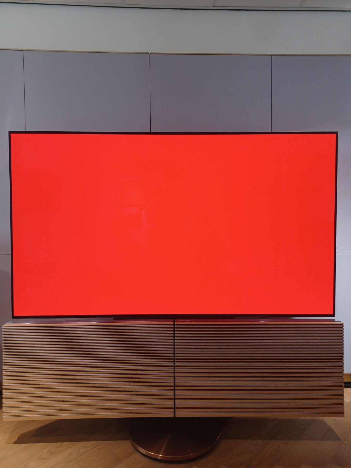 Foto 6 van B&O Harmony 77 OLED TV, Oak Aluminium covers en Motorstand