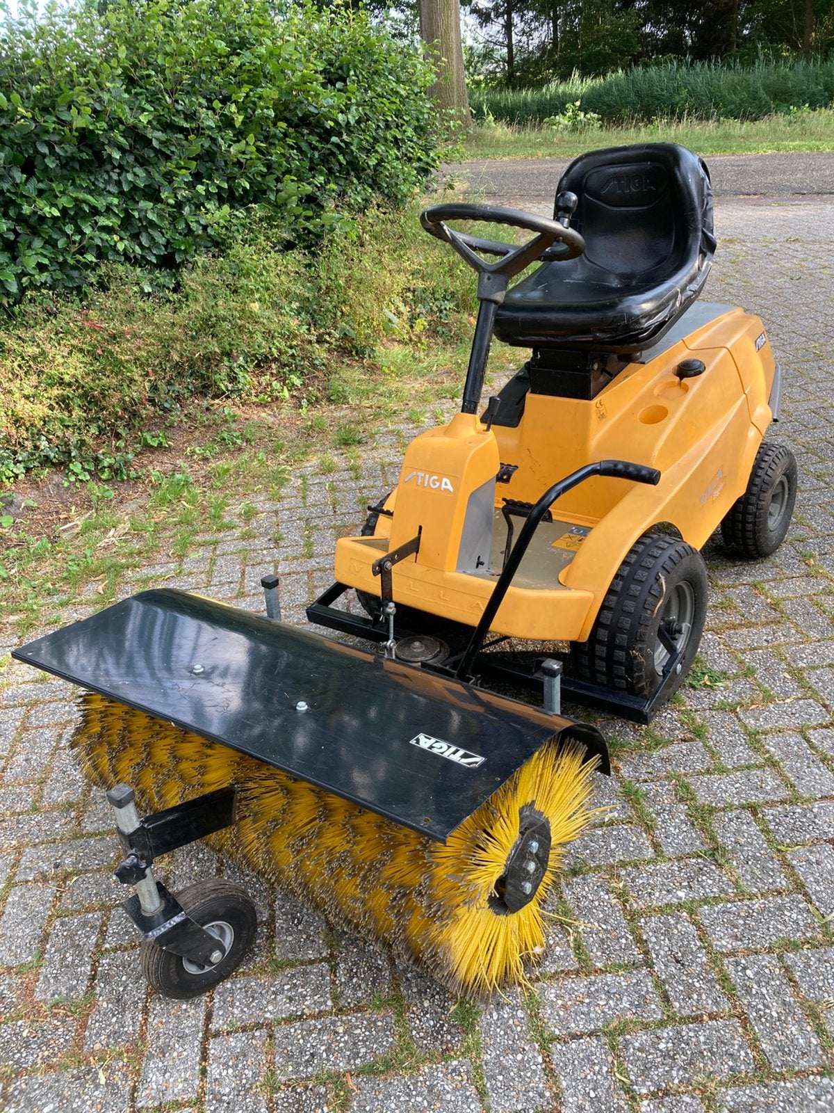 Stiga veegmachine, Ophalen, Gebruikt, Elektrische starter, 120 cm of meer