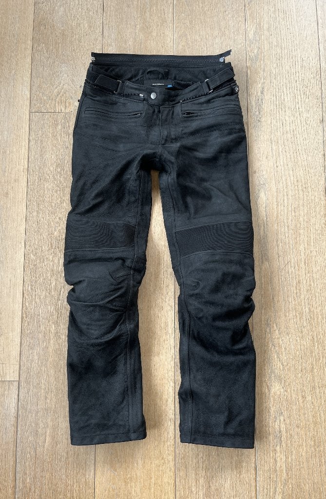 Prachtige leren BMW Atlantis 5 heren motorbroek in maat 52, Motoren, Kleding | Motorkleding, BMW Motorrad, Broek | leer, Heren