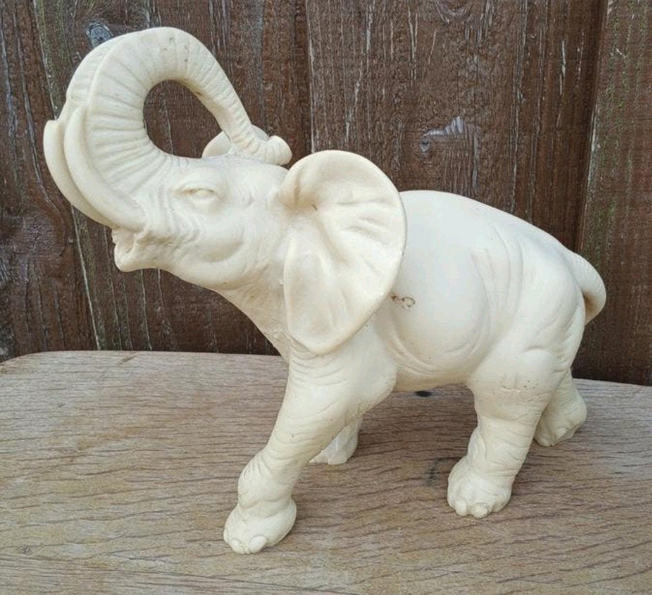 Vintage ivoren olifant beeldje met omhoogstaande slurf, Verzamelen, Beelden en Beeldjes, Ophalen of Verzenden, Gebruikt, Dier
