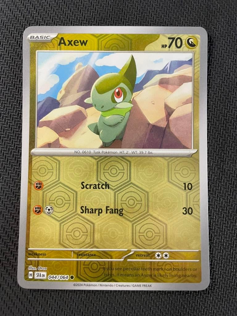 Axew 044/064 Reverse Holo Shrouded Fable Packfresh, Ophalen of Verzenden, Zo goed als nieuw