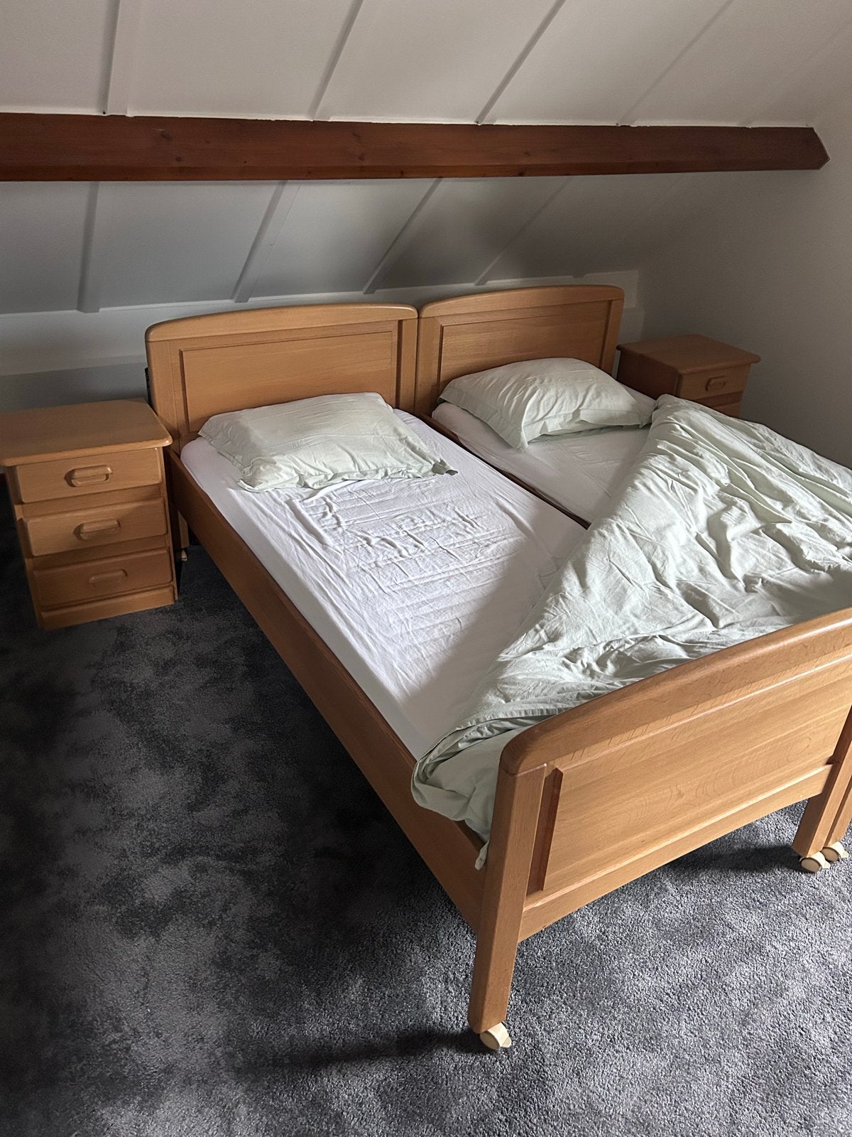Houten bedden met nachtkastjes - tweepersoons/apart, Ophalen, Gebruikt, Bruin, Tweepersoons