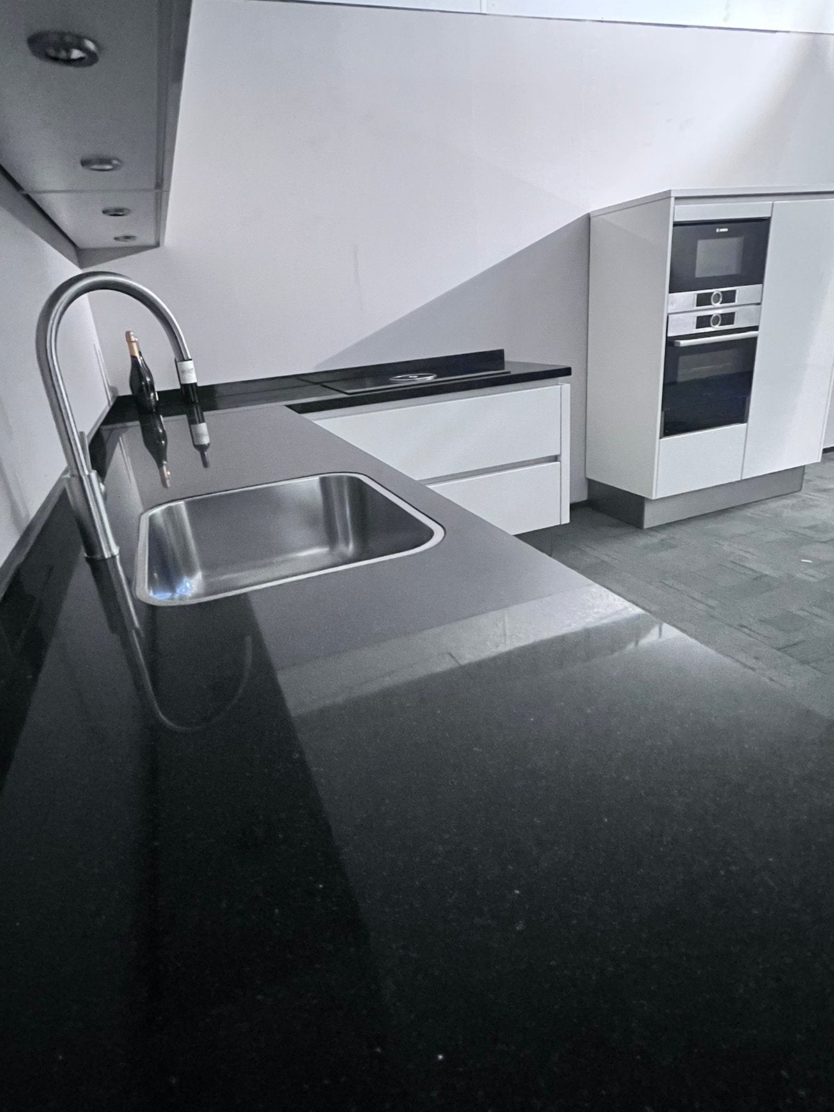 Foto 13 van Puntgave Siematic keuken met bora en zwart granieten blad.