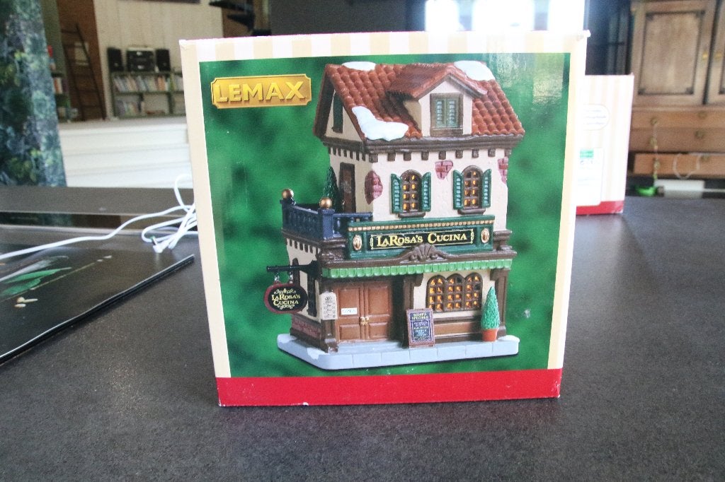 Lemax kersthuisje. La Rosa's Cucina kerstdorp, Ophalen of Verzenden