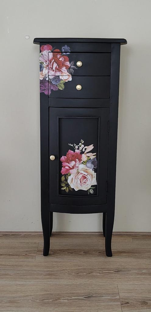 Sfeervol zwart kastje met bloemen – uniek exemplaar, Huis en Inrichting, Ophalen, 1 of 2 laden, 100 tot 150 cm, 50 tot 100 cm