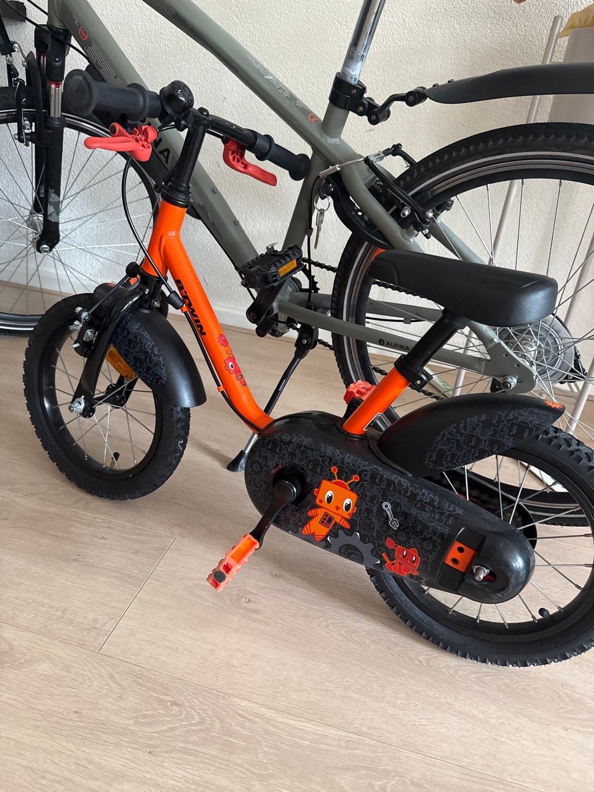 B'Twin kinderfiets 14 inch, oranje met zijwieltjes, Fietsen en Brommers, Fietsen | Kinderfietsjes, Ophalen, Zijwieltjes, Velgrem