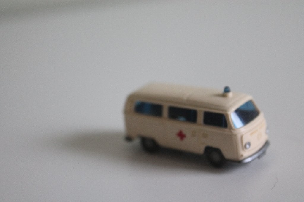 Wiking VW T2 Kombi in ziekenauto-uitvoering, Ophalen of Verzenden, Zo goed als nieuw, Auto, Wiking