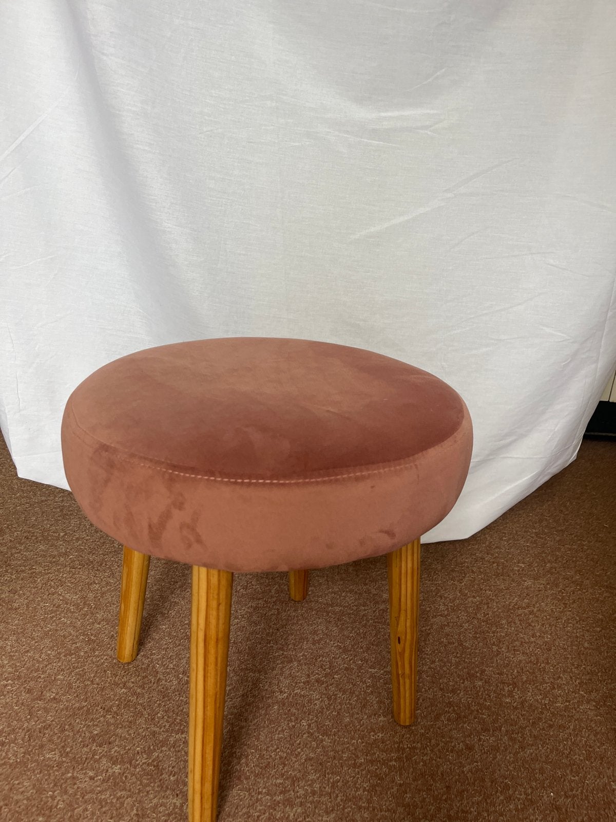 Roze fluwelen poef met houten poten, Huis en Inrichting, Krukjes, Ophalen, Zo goed als nieuw, Hout