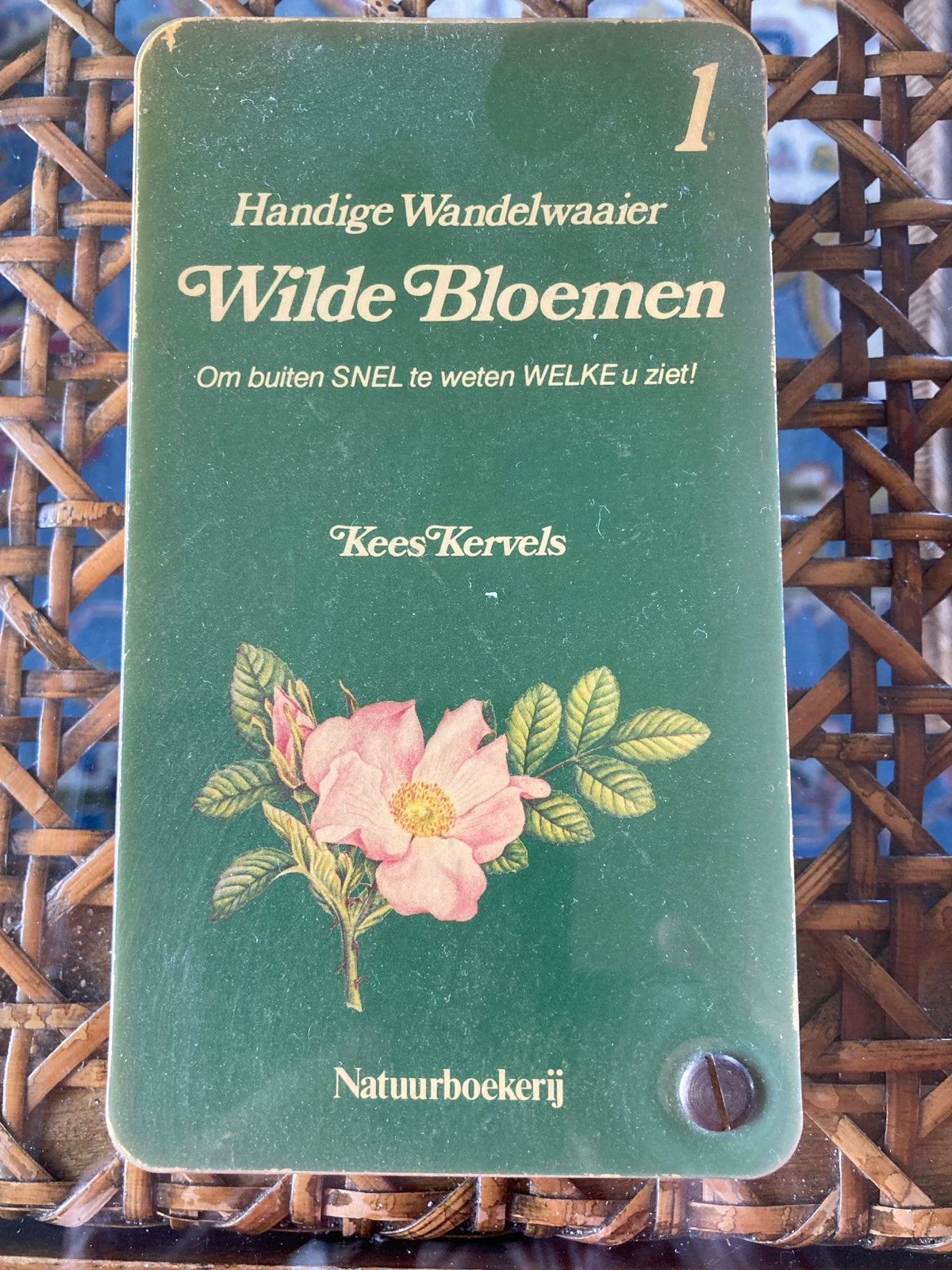 Handige Wandelwaaier Wilde Bloemen - Kees Kervels, Ophalen of Verzenden, Gelezen, Bloemen, Planten en Bomen