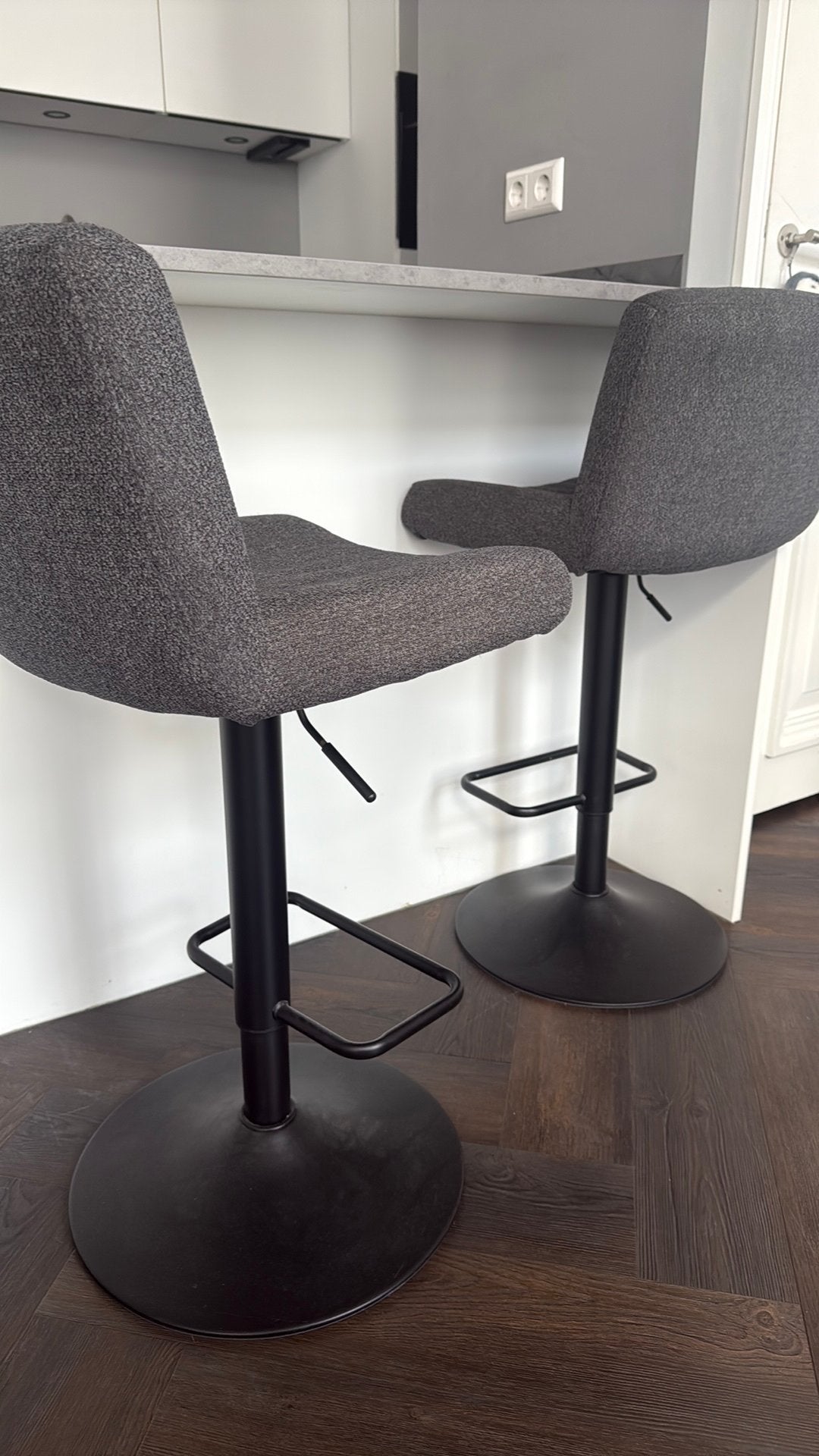 2x Moderne barkrukken - grijs, in hoogte verstelbaar, Ophalen, In hoogte verstelbaar, Zo goed als nieuw, 90 cm of meer