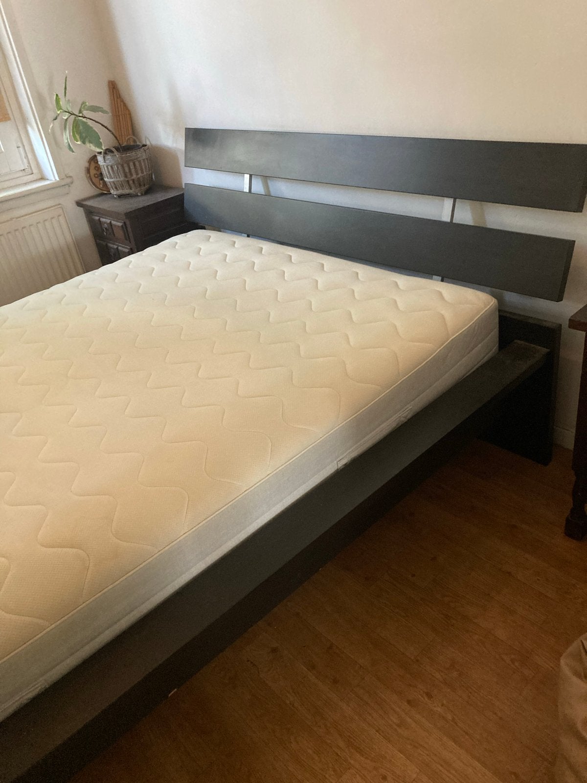 Bedframe 163,5x215cm met lattenbodem en IKEA matras 140x200, Ophalen, Gebruikt, Zwart, Tweepersoons