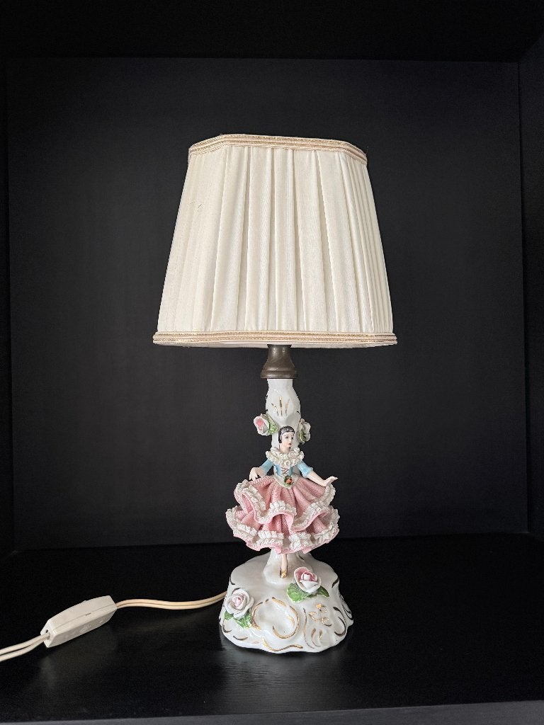Vintage tafellamp met porseleinen dame en stoffen kap, Antiek en Kunst, Ophalen