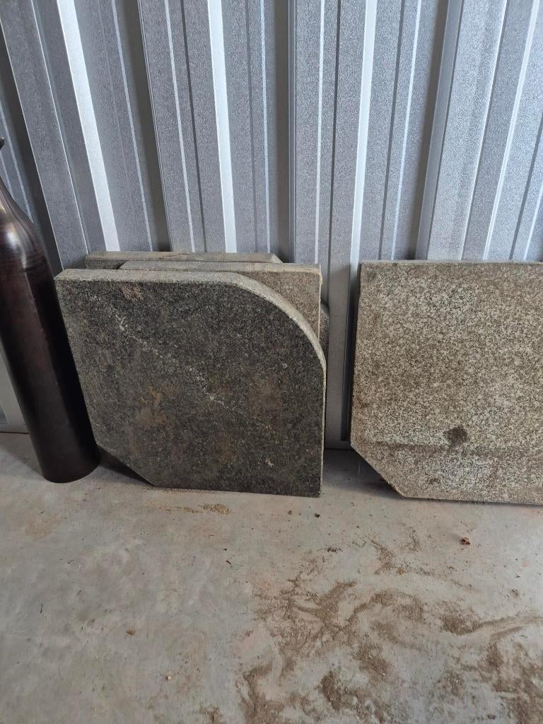 GRATIS af te halen: 4 tegels voor (kruisvoet) parasol, Ophalen, Zo goed als nieuw, Minder dan 1 meter, Parasolvoet