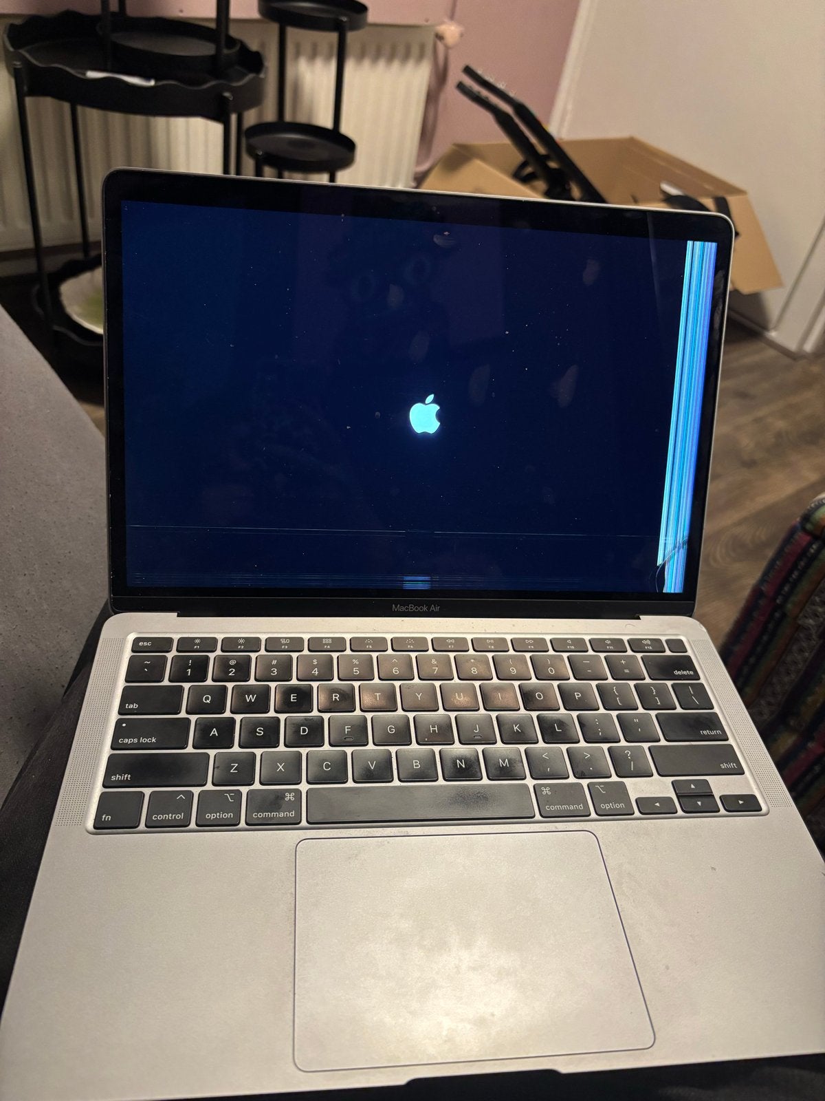 Foto 3 van MacBook Air met defect scherm - Ideaal voor onderdelen
