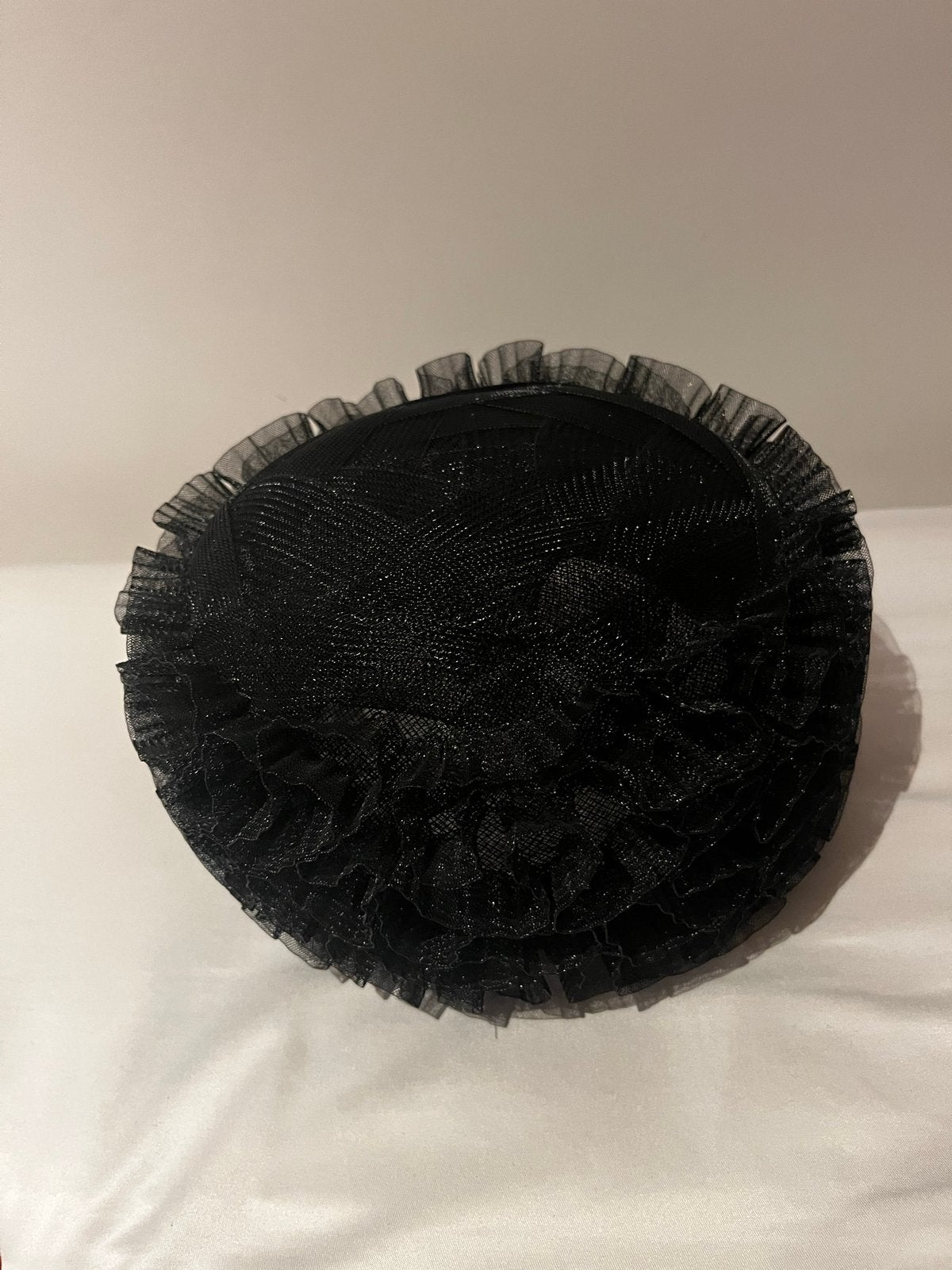 Zwarte Design Hoed/dop/fascinator - Maat 57, Ophalen of Verzenden, Zo goed als nieuw, Hoed