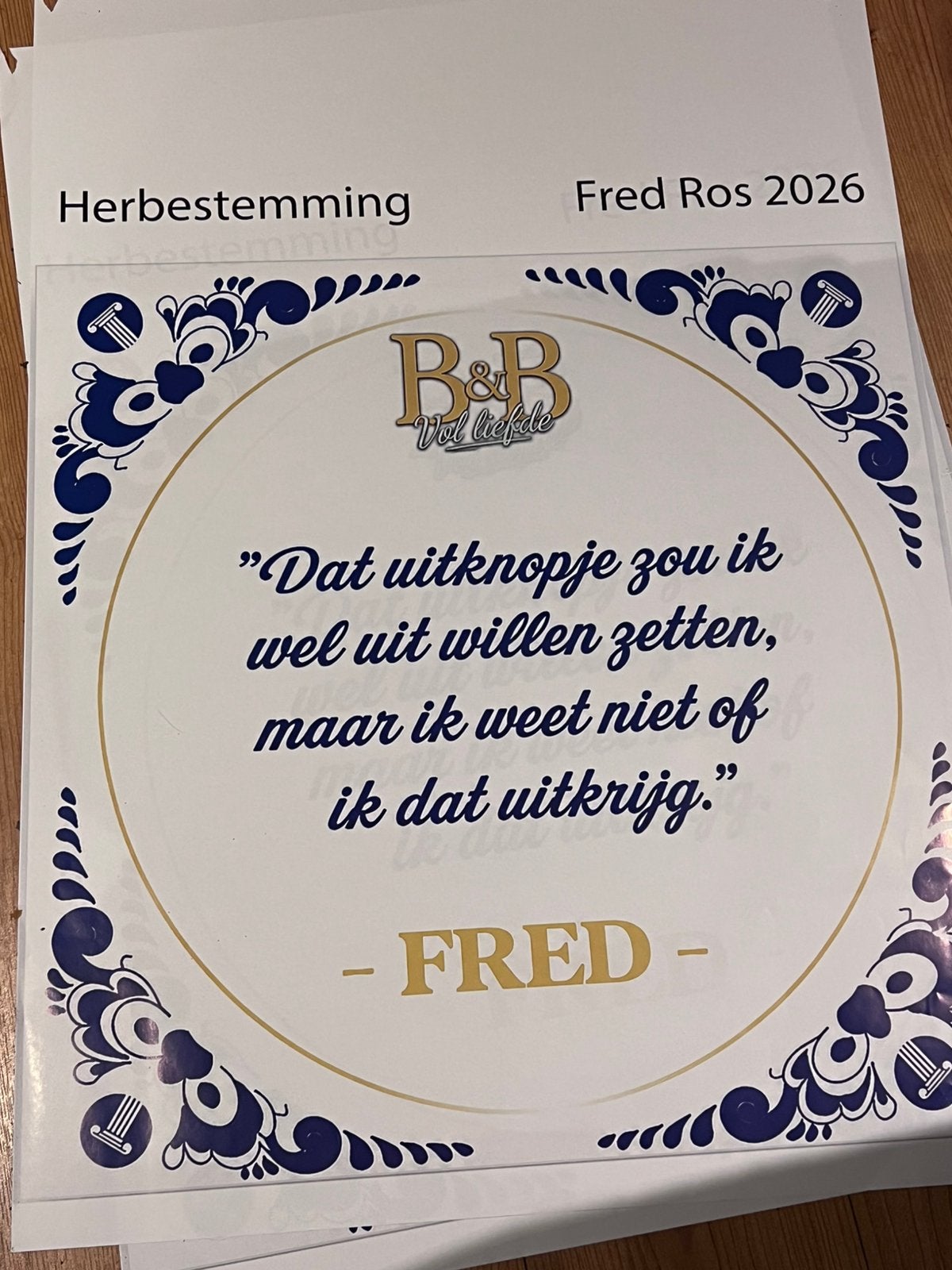 B&B vol liefde 2026 Fred Ros poster 60x80cm, Ophalen of Verzenden, Nieuw, Tv, Poster
