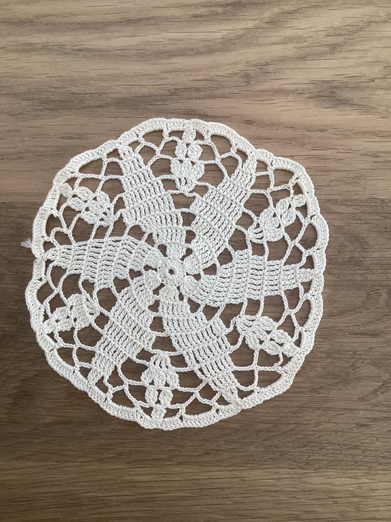 Gehaakt oud kleedje - 13cm - katoen wit - antiek -, Antiek en Kunst, Ophalen of Verzenden