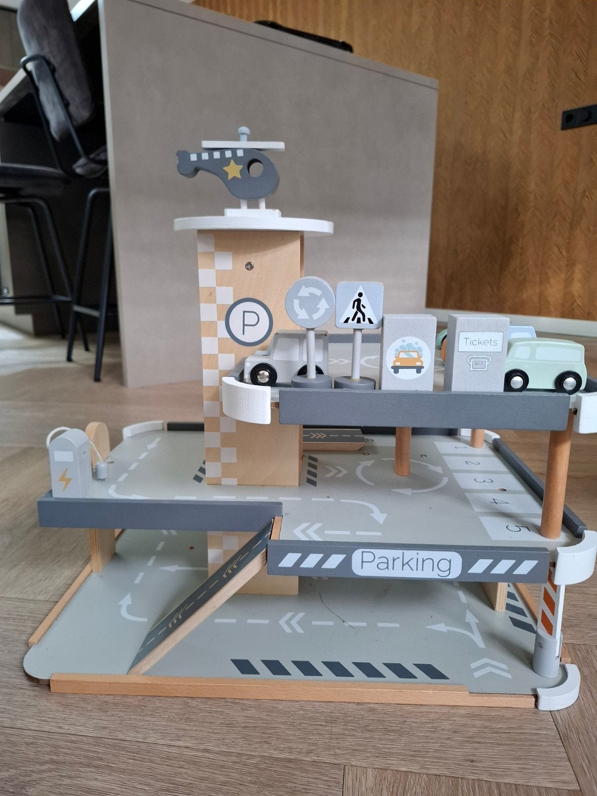 Houten Parkeergarage met Helikopterplatform en Accessoires, Ophalen, Zo goed als nieuw, Jongen of Meisje