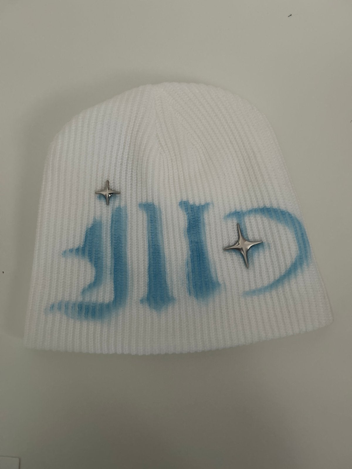 White and sky blue beanie with chrome coloured star pins, Ophalen, Zo goed als nieuw, Overige maten, Muts