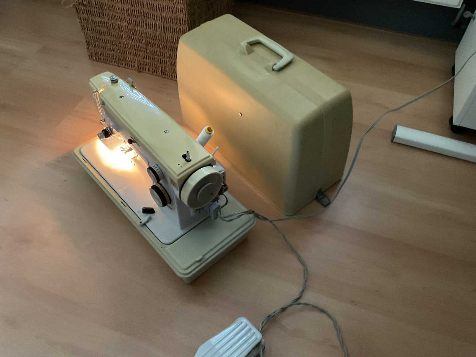 Elektrische naaimachine met koffer., Ophalen