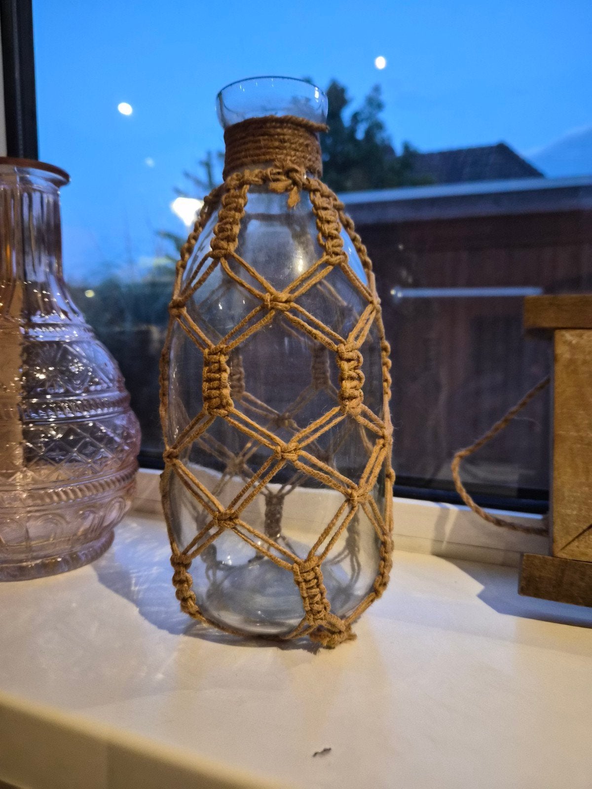 Glazen vaas met macramé omhulsel, Ophalen