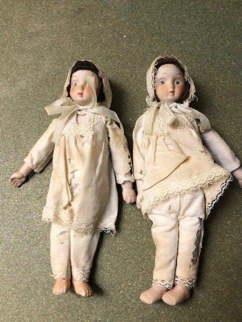 Pop antiek , 2 stuks met porselein hoofd/ handen / voeten ., Ophalen of Verzenden