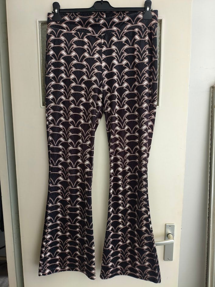 Pescara velours dames flair boek art deco print, Kleding | Dames, Broeken en Pantalons, Zwart, Maat 42/44 (L), Pescara, Ophalen of Verzenden