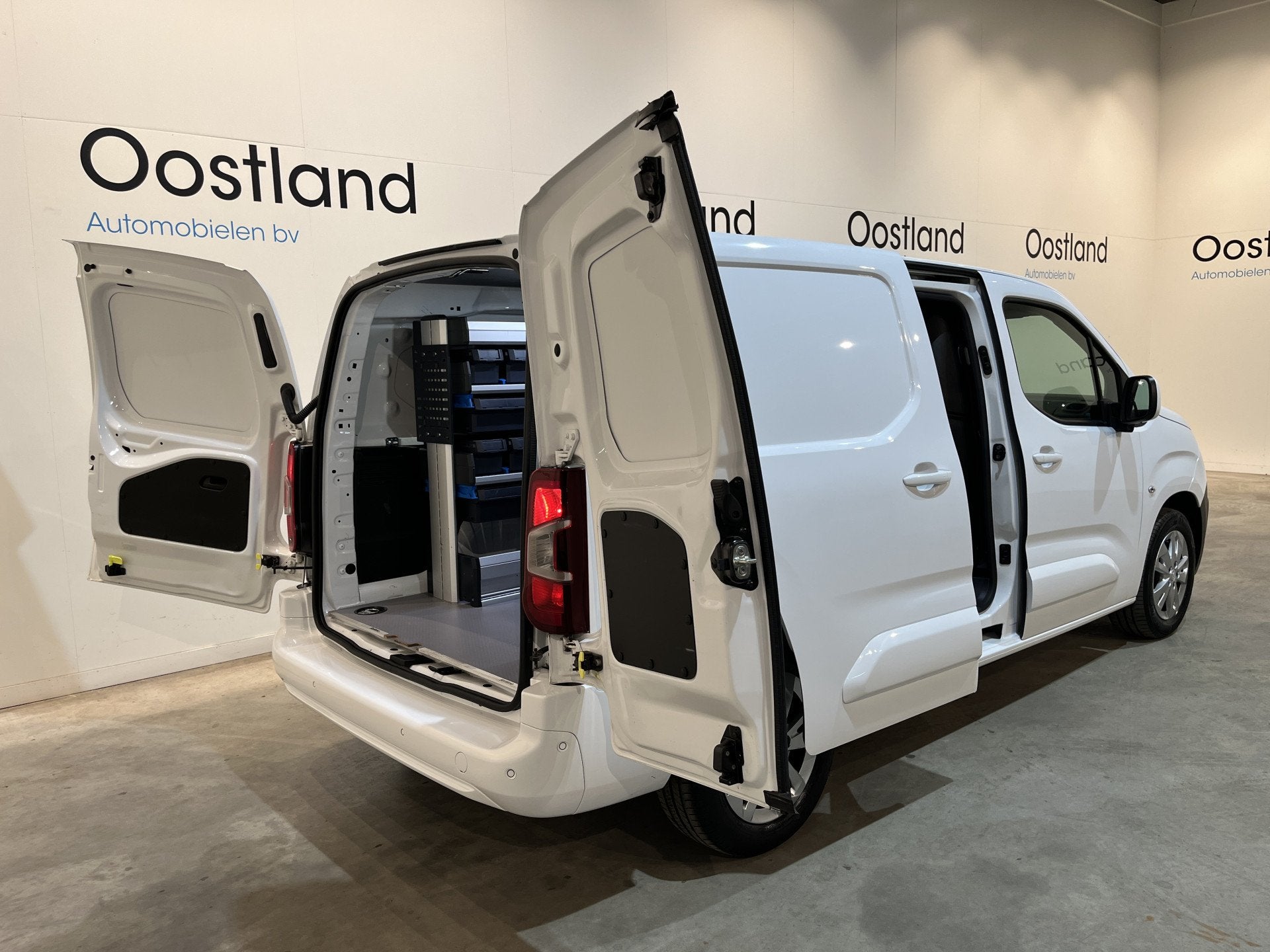 Peugeot Partner 1.5 BlueHDI 130 PK L2 Automaat Servicebus /, Auto's, Stof, Gebruikt, 4 cilinders, Met garantie (alle)