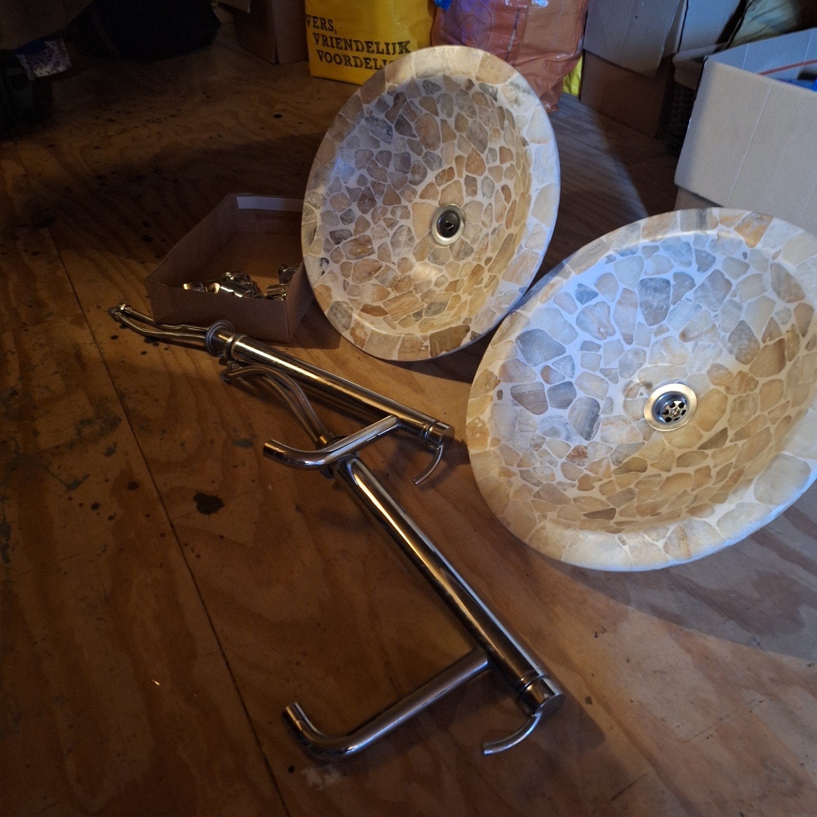 2x Wastafel van natuursteen met 2 kranen, Ophalen, Zo goed als nieuw, Chroom, Wastafel