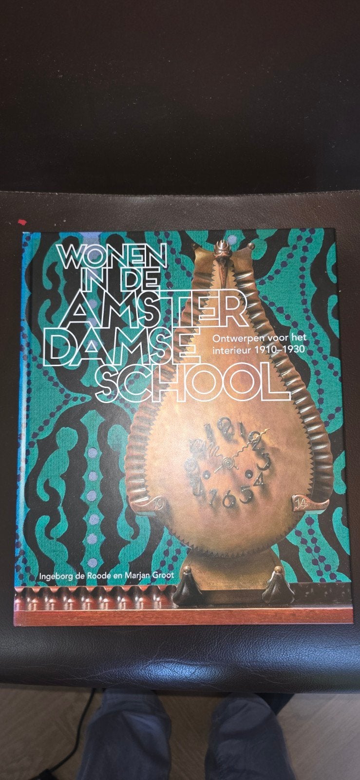 Wonen in de Amsterdamse School: Interieurontwerp 1910-1930, Ophalen of Verzenden, Zo goed als nieuw, Overige onderwerpen, Ingeborg de Roode en Marjan Groot