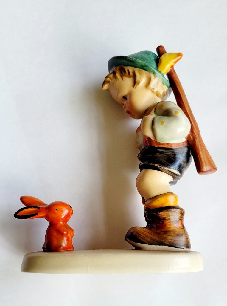 Hummel Goebel jongen met oranje konijn, Ophalen of Verzenden, Zo goed als nieuw, Hummel
