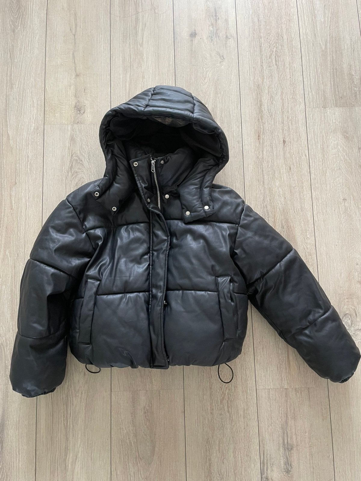 Bershka winterjas maat xs met twee gaatjes, Kleding | Dames, Ophalen of Verzenden, Gedragen, Maat 34 (XS) of kleiner, Zwart