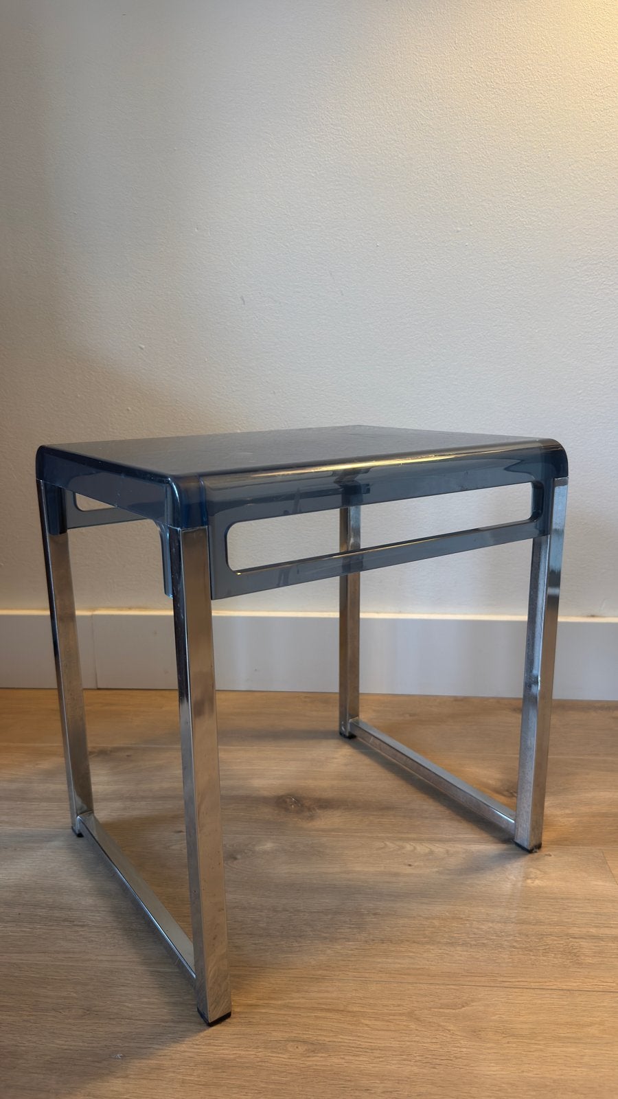 Marc Berthier bijzettafeltje met plexiglas en chroom, Huis en Inrichting, Minder dan 45 cm, Gebruikt, Ophalen of Verzenden, Space age, mid century