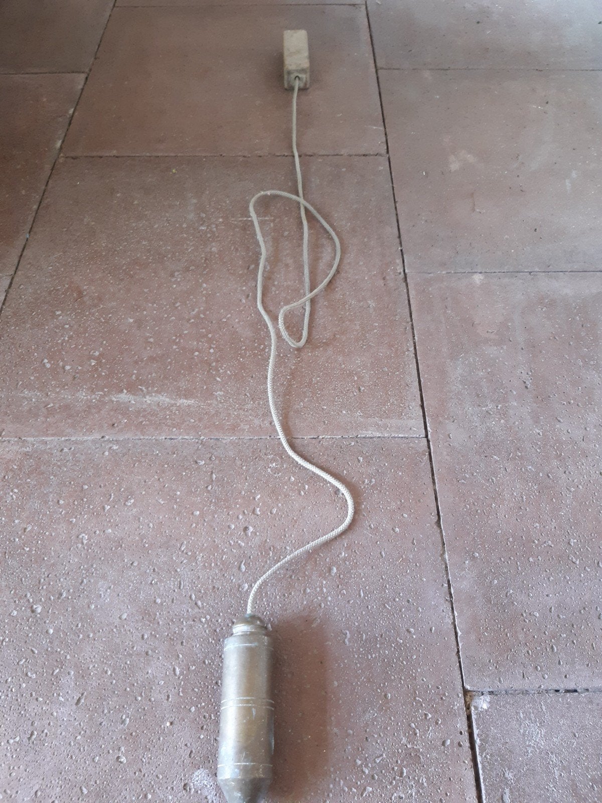 Oude schietlood met koord en houten handvat, Ophalen of Verzenden, Gebruikt, Overige typen, Overige merken