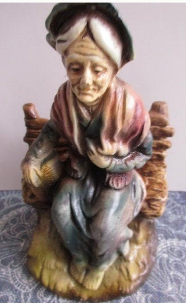 curiosa: beeldje van oude oma op bankje, Antiek en Kunst, Ophalen of Verzenden
