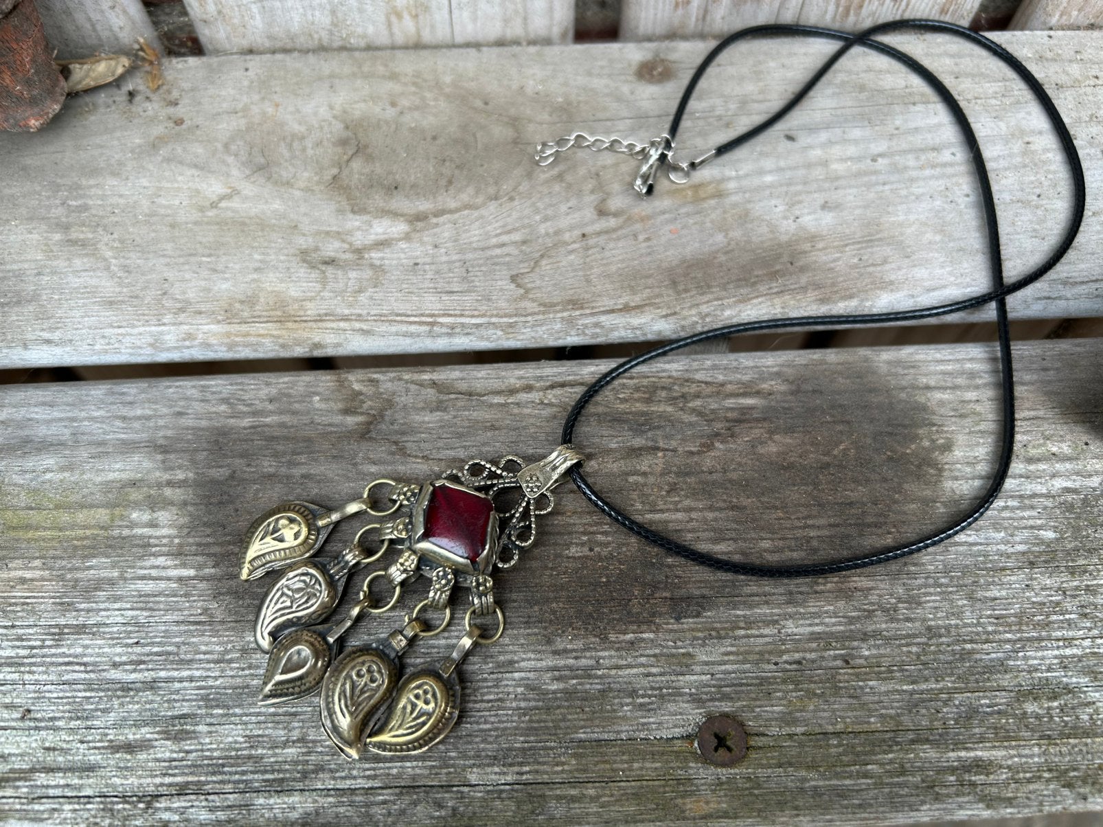Prachtige Afghaanse Kuchi hanger aan leren ketting., Ophalen of Verzenden, Overige materialen, Ketting