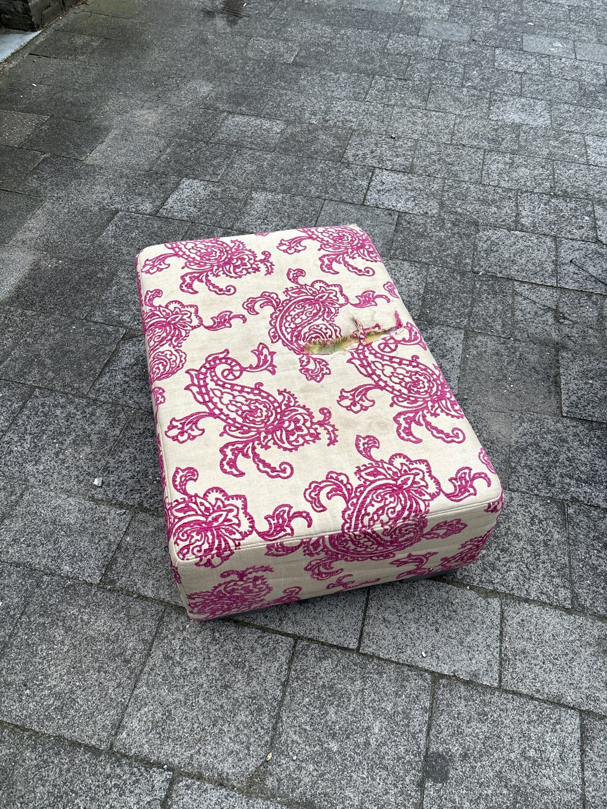 GRATIS Voetenbankje/poef met Paisley Patroon - Gebruikt, Huis en Inrichting, Gebruikt, Stof, Rechthoekig, 50 tot 75 cm