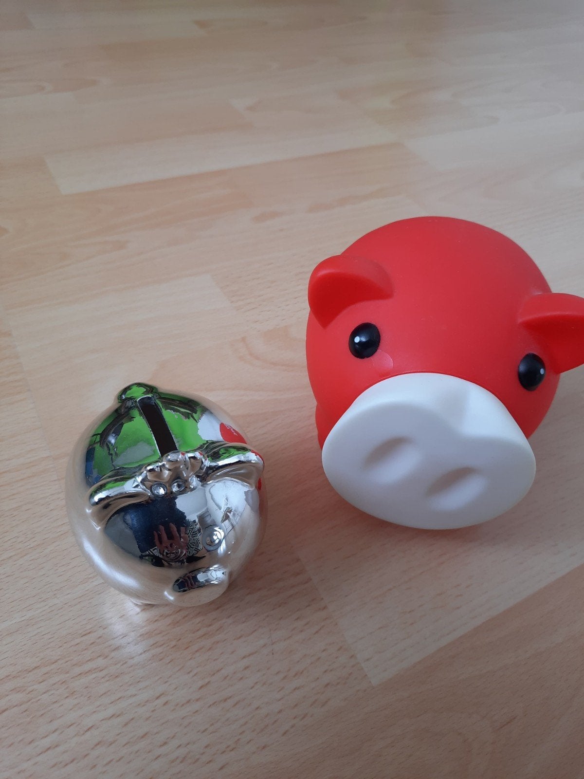 2 leuke spaarpotten: rood varken en zilveren spaarpot, Ophalen of Verzenden, Zo goed als nieuw, Kunststof, Dier