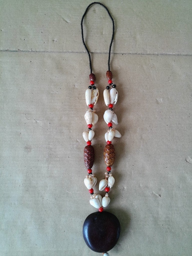 Afrikaanse amulet ketting met kauri schelpen volkskunst 40cm, Ophalen of Verzenden